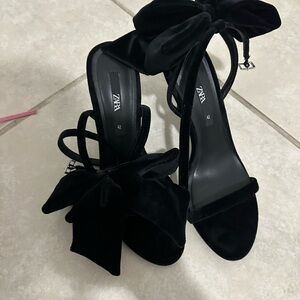 Zara Women's Black Velvet Bow Heels